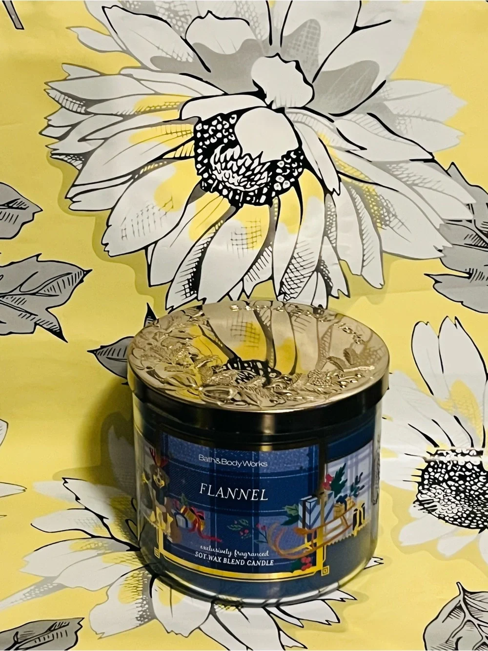 Bath & Body Works Flannel Scented Candle -